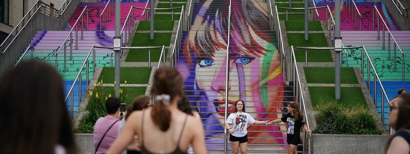 Ihre Fans - «Swifties» - feiern den US-Star schon vorab. - Foto: Yui Mok/PA Wire/dpa