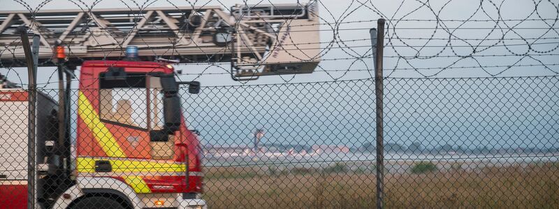 Zwei berittene Polizisten bereiten sich auf eine Patrouille rund um den Flughafen in Nürnberg vor.  - Foto: Daniel Vogl/dpa