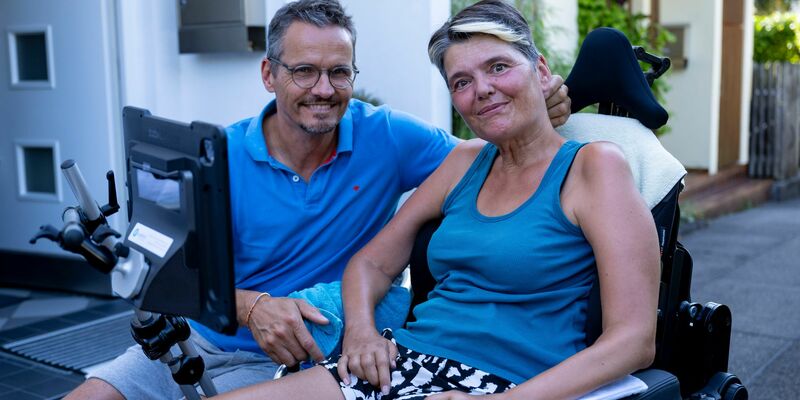 Die an ALS erkrankte Gabriele Engel bedient mit ihren Augen den Sprachcomputer an ihrem Rollstuhl.  - Foto: Lennart Preiss/dpa