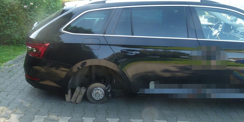 POL-MI: Auto aufgebockt und Rad abmontiert - Foto: presseportal.de