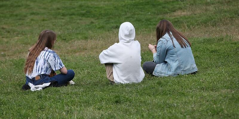 Drei junge Frauen in einem Park (Archiv) - Foto: über dts Nachrichtenagentur