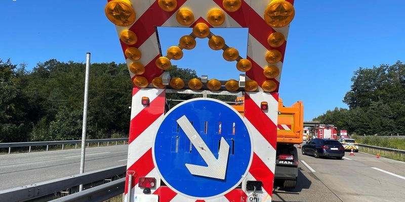 POL-PPWP: Mit Schilderwand auf A6 kollidiert - Fahrer schwer verletzt - Foto: presseportal.de