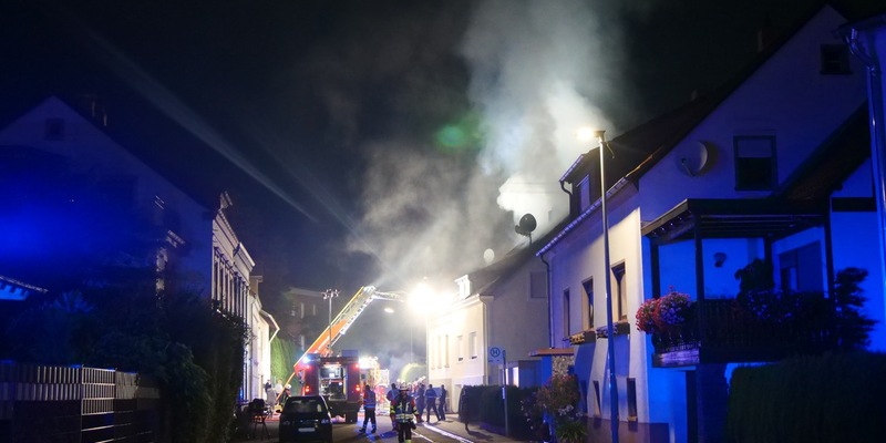 FW LK Neunkirchen: Dachstuhlbrand in den frühen Morgenstunden - Foto: presseportal.de