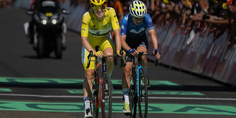 Ein Massensturz hat die Reihenfolge der Tour de France der Frauen verändert. - Foto: Peter Dejong/AP/dpa