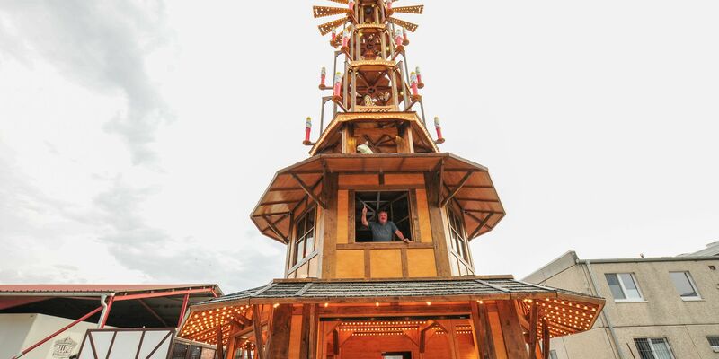 Die Pyramide zeigt die Weihnachtsgeschichte und besteht aus sechs Etagen mit einer Höhe von rund 20 Metern. - Foto: Simon Kremer/dpa