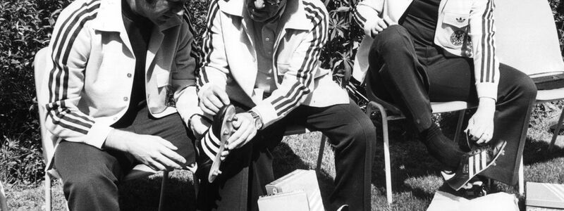 Adi Dassler (Mitte) galt lange Zeit als Pionier der Sportschuh-Welt. Das von ihm gegründete Unternehmen Adidas wird 75 Jahre alt. (Archivbild) - Foto: Werner Baum/dpa