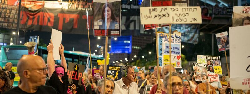 Angehörige von Geiseln und Sympathisanten fordern schnelle Ergebnisse bei den Verhandlungen in Doha.   - Foto: Ohad Zwigenberg/AP