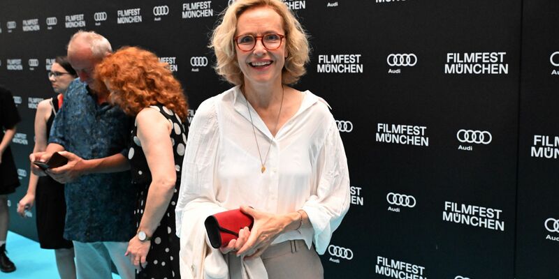 Bei dieser Premiere war der Teppich türkis. - Foto: Felix Hörhager/dpa