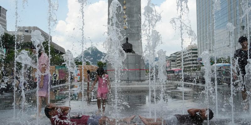 Menschen in der südkoreanischen Hauptstadt Seoul macht derzeit eine historische Serie von Tropennächten zu schaffen. - Foto: Ahn Young-joon/AP