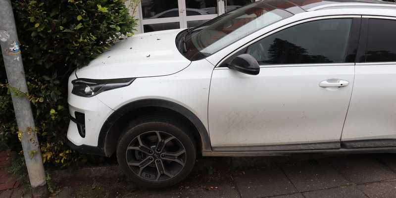 POL-HF: PKW kracht vor Hauswand- Fußgängerin getroffen - Foto: presseportal.de