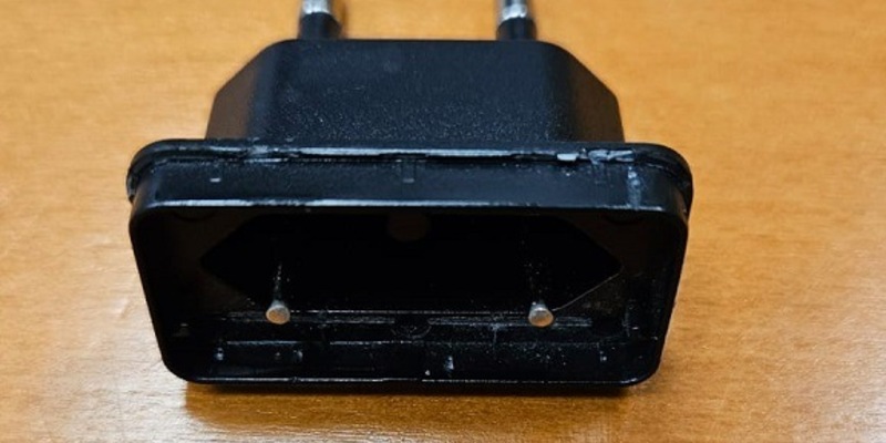 BPOLI-KA: Kleinkind verletzt sich an Strom-Adapter im ICE - Foto: presseportal.de