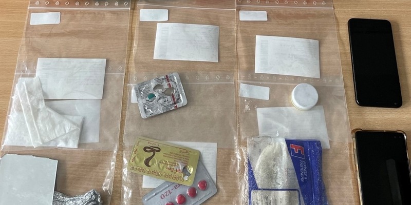 POL-EL: Bad Bentheim - Verdacht der Geldwäsche - Schülerpraktikant*innen kontrollieren mit Polizeibeamt*innen Fahrzeug - Foto: presseportal.de