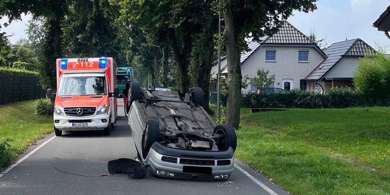 POL-MI: Auto mit drei Insassen überschlägt sich - Foto: presseportal.de