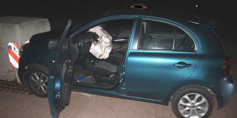 POL-MI: Auto kracht auf Kanzlers Weide gegen Betonpoller - Foto: presseportal.de