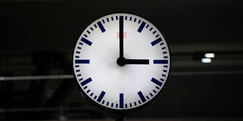 Die Deutsche Bahn war im Juli wieder etwas pünktlicher unterwegs (Archivfoto). - Foto: Paul Zinken/dpa