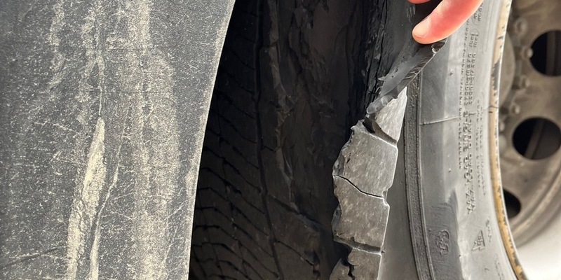 POL-HAM: Defekte Reifen und fehlerhafte Ladungssicherung: Polizei beendet Lkw-Fahrt auf der Hafenstraße - Foto: presseportal.de