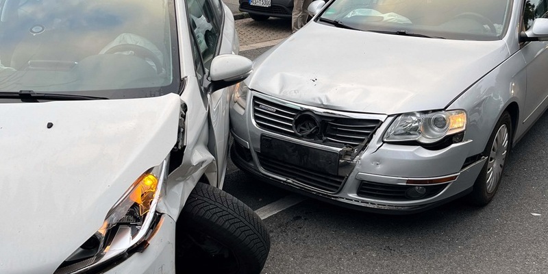 POL-DU: Hochemmerich: Beim Abbiegen vom Tankstellengelände übersehen - zwei leicht Verletzte - Foto: presseportal.de