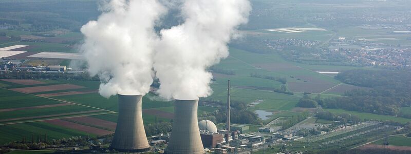 Die Kühltürme des stillgelegten Kernkraftwerks sind gesprengt worden. - Foto: Rene Ruprecht/dpa