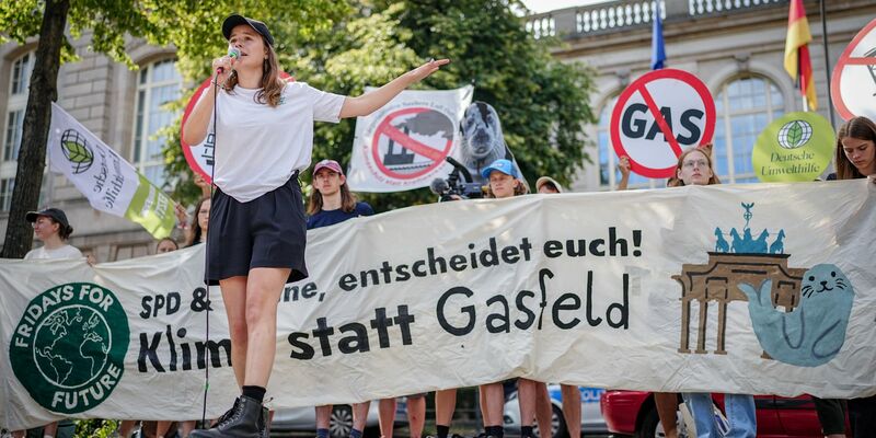 Klimaschützer wollen beim Protest gegen ein Gasfeld vor Borkum zeigen: Diese rote Linie soll nicht überschritten werden. - Foto: Kay Nietfeld/dpa