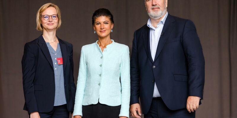 Sahra Wagenknecht (m) hat die Thüringer BSW-Spitze zuletzt hart kritisiert.  - Foto: Michael Reichel/dpa