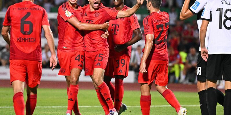 Nach dem Seitenwechsel wrd in der Bayern-Kurve Pyrotechnik gezündet. - Foto: Tom Weller/dpa