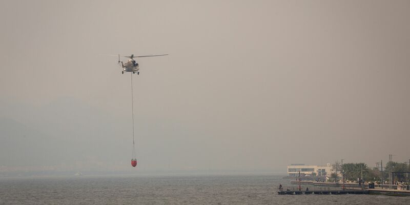 In der türkischen Küstenstadt Izmir kämpfen die Einsatzkräfte weiter gegen Waldbrände. - Foto: Tolga Ildun/ZUMA Press Wire/dpa