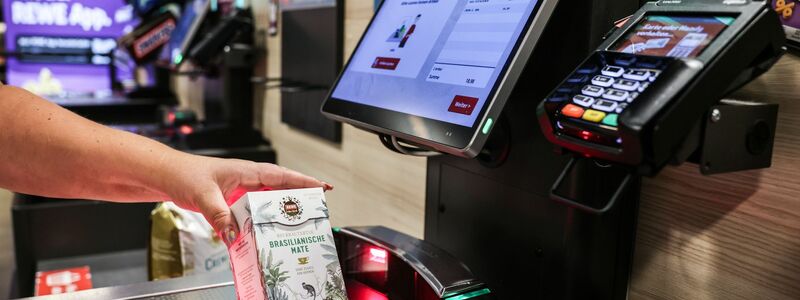 SB-Kassen sind im deutschen Einzelhandel inzwischen weit verbreitet. - Foto: Oliver Berg/dpa