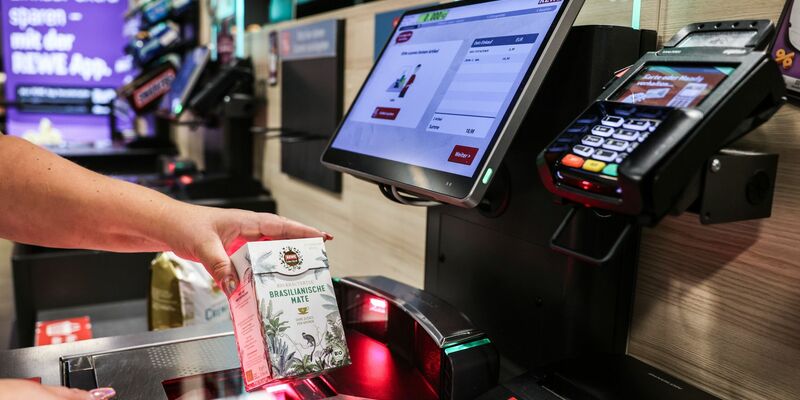 SB-Kassen sind im Einzelhandel inzwischen in immer mehr Geschäften zu finden. - Foto: Oliver Berg/dpa