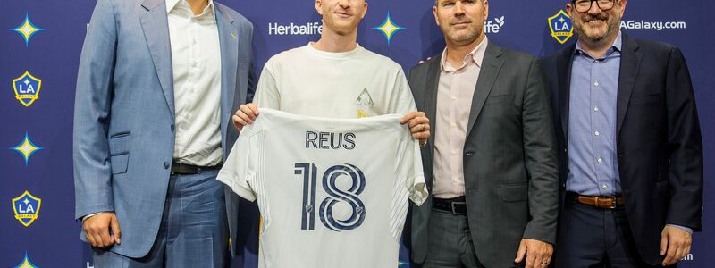 Marco Reus (2.v.r.) präsentiert sein neues Trikot. - Foto: Damian Dovarganes/AP