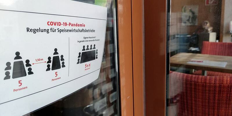 Hinweisschild an einer geschlossenen Bar (Archiv) - Foto: über dts Nachrichtenagentur