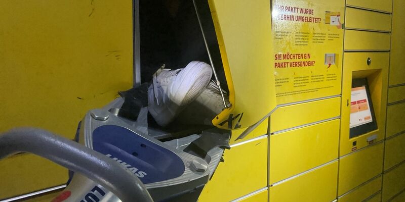 Mit schwerer Technik hat die Feuerwehr in Dortmund einen Jugendlichen aus einer Packstation befreit. - Foto: -/Feuerwehr Dortmund/dpa