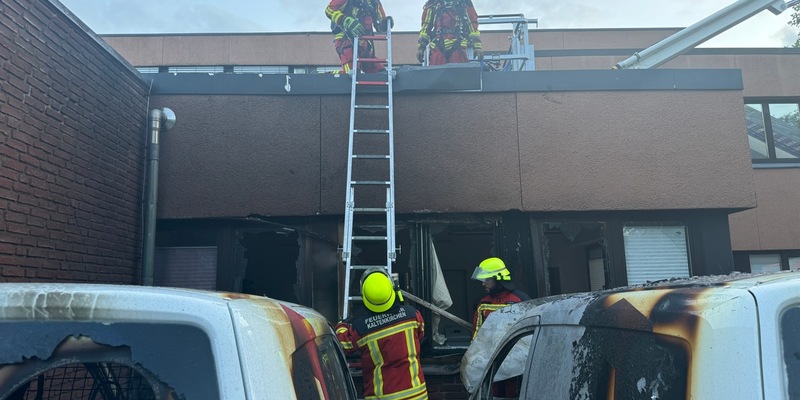 FW-SE: PKW Brand greift auf Gebäude in Kaltenkirchen über - Foto: presseportal.de