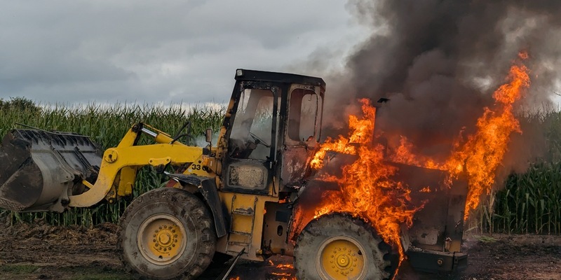FW-KLE: Brand einer Radladers - Foto: presseportal.de