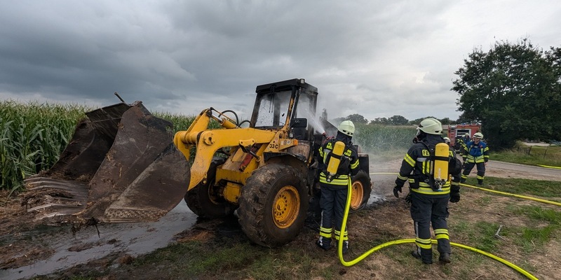 FW-KLE: Brand eines Radladers - Foto: presseportal.de