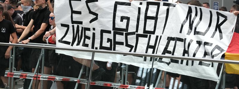 Teilnehmer einer rechtsextremen Demonstration gegen CSD Leipzig - Foto: Sebastian Willnow/dpa