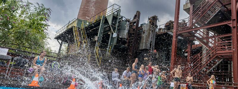 So geht eine Arschbombe. Gezeigt vor einem Jahr im Werksschwimmbad der Kokerei Zollverein (Foto Archiv). - Foto: Christoph Reichwein/dpa