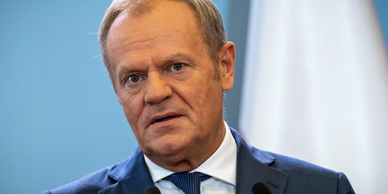 Polens Ministerpräsident Donald Tusk hat signalisiert, dass Israels Regierungschef Benjamin Netanjahu keine Verhaftung droht, sollte er an der Auschwitz-Gedenkfeier teilnehmen wollen. (Archivbild) - Foto: Michael Kappeler/dpa