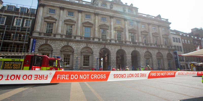 Feuerwehrleute kämpfen gegen Flammen am Dach. - Foto: Tayfun Salci/ZUMA Press Wire/dpa