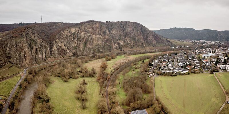 Ein 26-jähriger Mann ist beim Klettern am Rotenfelsmassiv bei Bad Münster in die Tiefe gestürzt und gestorben. (Symbolbild) - Foto: Thomas Frey/dpa
