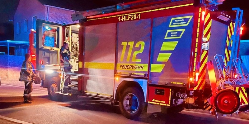 FW Bocholt: Ast von Fahrbahn beseitigt und Rauchwarnmelder löst Fehlalarm aus - Foto: presseportal.de