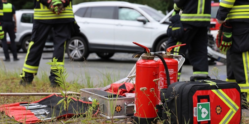 FW Hambühren: Verkehrsunfall auf L310 fordert in Gemeinde Hambühren drei Schwerverletzte / Großaufgebot an Rettungskräften im Einsatz - Foto: presseportal.de