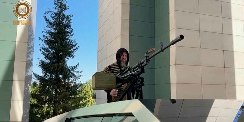 Der Cybertruck ist mit einem Maschinengewehr ausgestattet. - Foto: Uncredited/Ramzan Kadyrov Telegram channel via AP/dpa