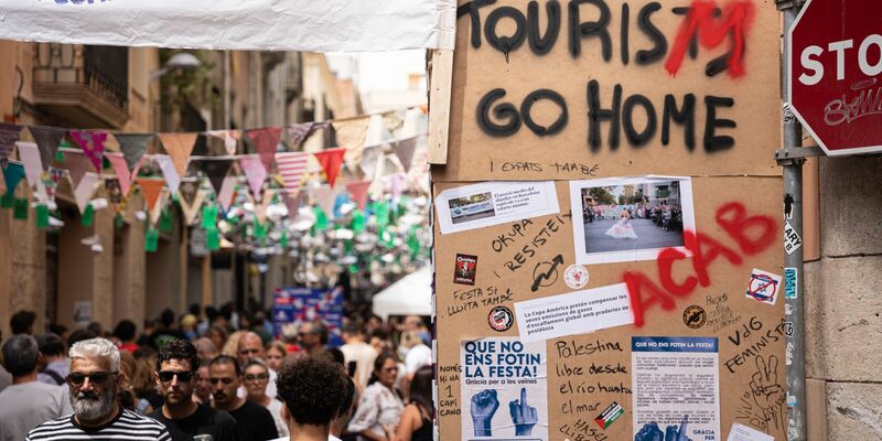 Die Botschaft an Touristen ist deutlich, auch hier bei einem Straßenfest in Barcelona. - Foto: Marc Asensio Clupes/ZUMA Press Wire/dpa