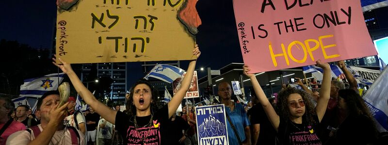 Mann demonstriert für die Freilassung israelischer Geiseln. - Foto: Tsafrir Abayov/AP/dpa