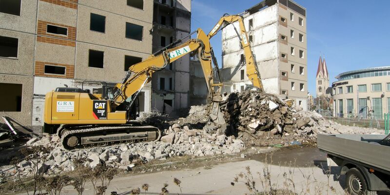 Abriss eines Wohnblocks. Über die Hälfte der Abfälle in Deutschland sind Bauabfälle - Foto: Matthias Bein/dpa-Zentralbild/dpa