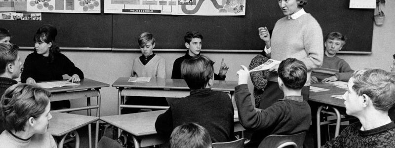 Physikunterricht in einer Volksschule vor 60 Jahren in Duisburg. (Archivfoto) - Foto: Wolfgang Hub/dpa