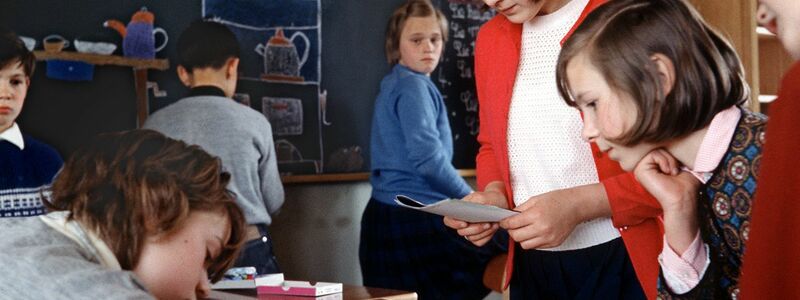 Unterrichtsstunde in einer Schule in Wiesbaden im Jahr 1965. (Archivfoto) - Foto: Manfred Rehm/dpa