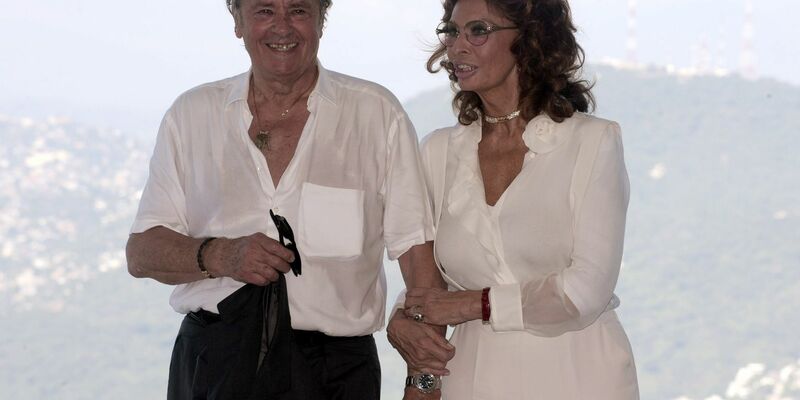 Alain Delon und Sophia Loren waren oft bei gemeinsamen öffentlichen Auftritten zu sehen. - Foto: Jesús Espinosa/EFE/dpa