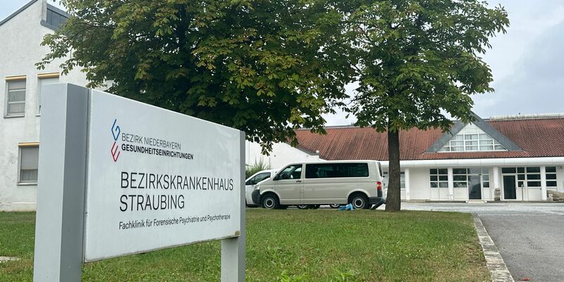 Vier Männer sind am Samstagabend im niederbayerischen Straubing aus einer geschlossenen Klinik entflohen. Laut Polizei laufen umfangreiche Fahndungsmaßnahmen. - Foto: Ute Wessels/dpa