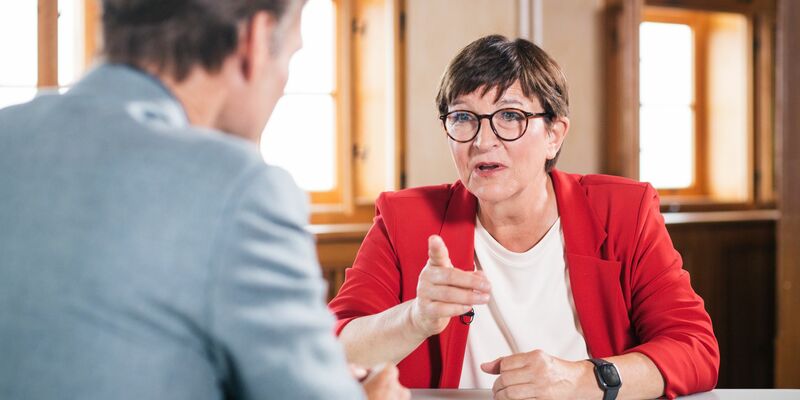 Eine mögliche Koalition zwischen SPD und BSW auf Ländereben, schließt Saskia Esken nicht per se aus. - Foto: Nora Klein /ZDF/dpa